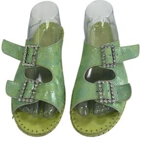 La Plume Womens SZ 39/8.5 Green Leather Rhinestone Buckle Slip On Sandal Fairy